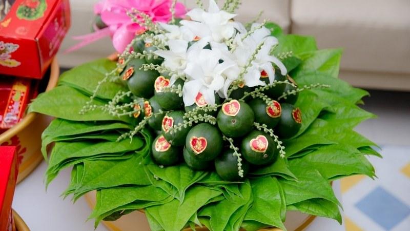 Dạm ngõ là một nghi lễ quan trọng, đánh dấu sự khởi đầu của mối quan hệ chính thức giữa hai gia đình. Vậy thủ tục dạm ngõ diễn ra như thế nào và cần chuẩn bị những gì?