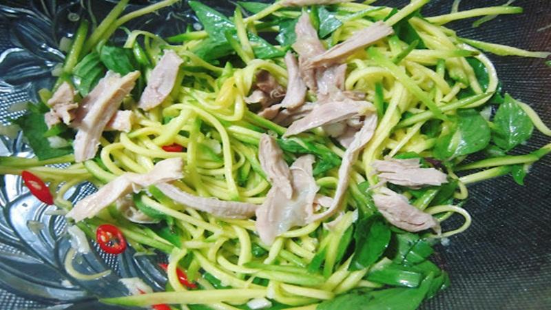 Hướng dẫn làm món gỏi gà xoài xanh tươi mát, thơm ngon và đầy hấp dẫn.