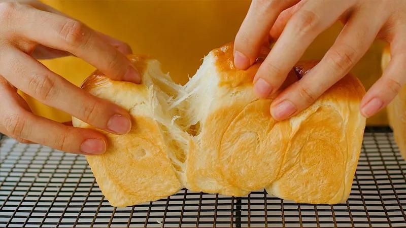 Công thức làm bánh mì sữa thơm ngon cho bữa sáng bằng nồi chiên không dầu, bạn có thể thực hiện ngay tại nhà mà không cần dùng đến lò nướng.