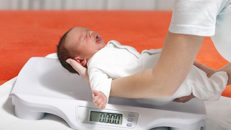 Những lưu ý quan trọng khi bế con theo từng giai đoạn phát triển mà các bậc phụ huynh nên nắm rõ