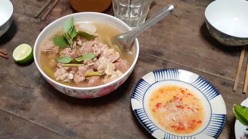 Khám phá công thức gân bò hầm sả thơm ngon, nồng nàn hương vị, hoàn hảo cho những ngày mưa lạnh.