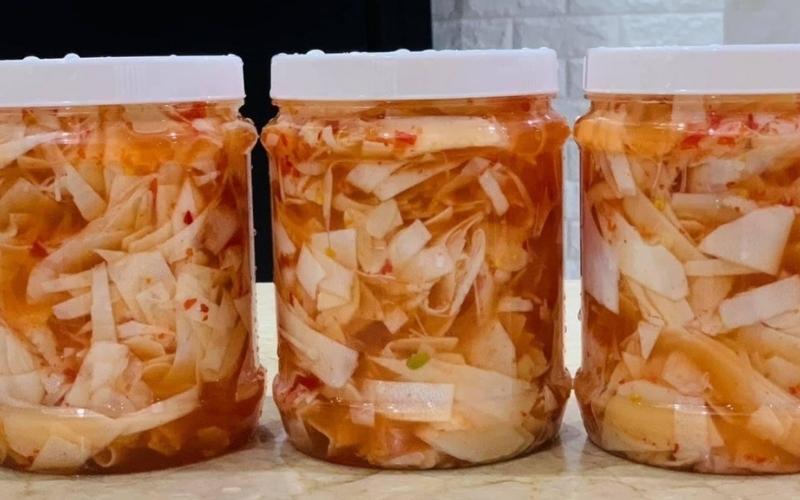 Hướng dẫn cách ngâm măng chua để làm canh, giúp măng giữ được độ giòn và ngon mà không bị đắng.