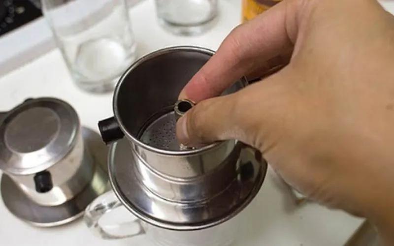 Tạm biệt cách pha cà phê cũ, thử ngay công thức mới này để tận hưởng hương vị đậm đà từ đầu đến cuối ly.