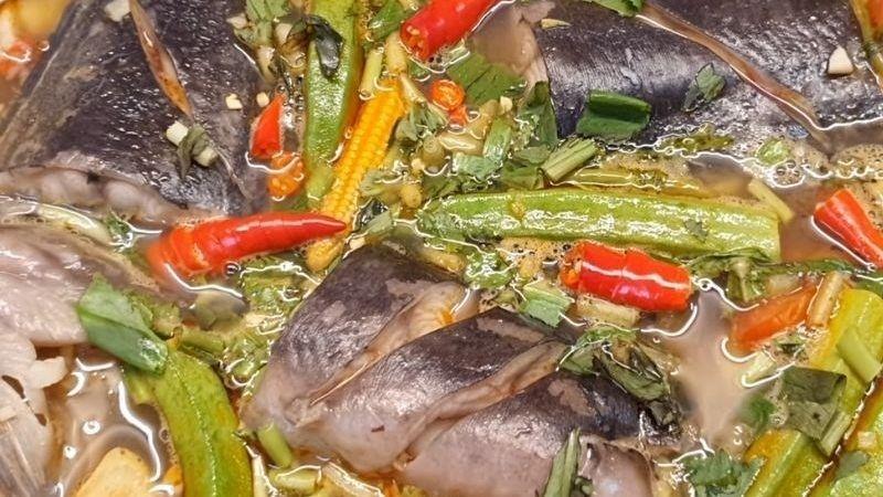 Hướng dẫn nấu lẩu cá trê chua cay cho bữa tiệc cuối tuần đầy hương vị