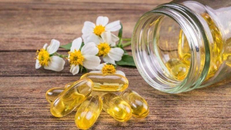 Vitamin E không chỉ dưỡng ẩm mà còn xóa mờ vết thâm lâu năm trên da chân một cách hiệu quả.