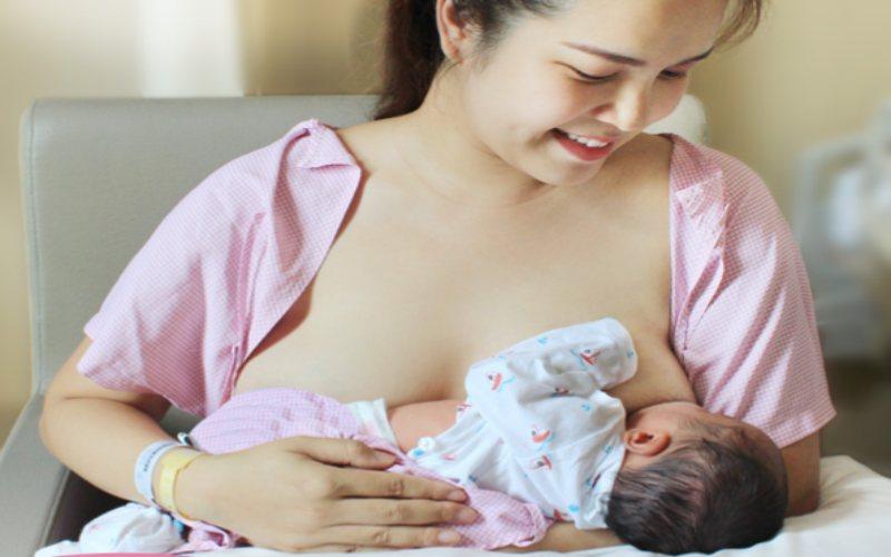 Khi bé cắn ti mẹ trong lúc bú, các mẹ cần làm gì để giải quyết tình trạng này và hạn chế bé cắn mẹ trong quá trình cho bú? Hãy cùng khám phá những giải pháp hiệu quả để xử lý vấn đề này.