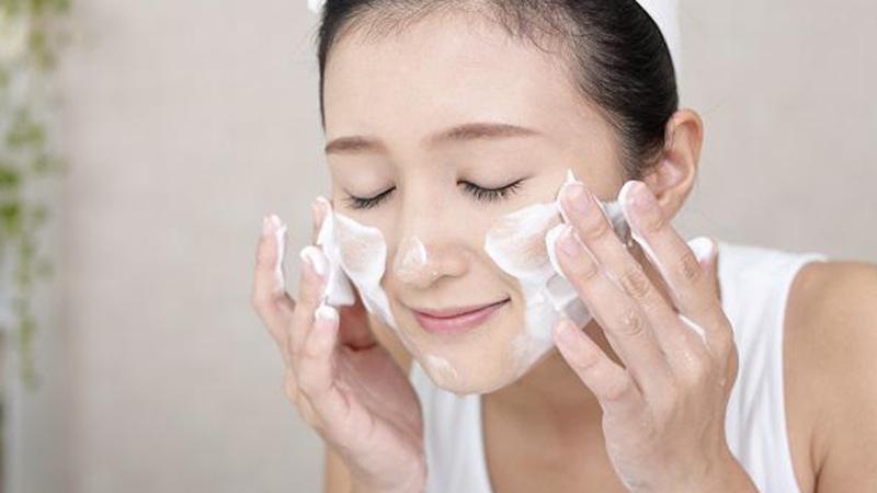 Trước khi thoa kem chống nắng, bạn cần chuẩn bị những bước gì? Liệu có thể thoa kem trực tiếp lên da mà không cần bất kỳ sản phẩm nào khác?