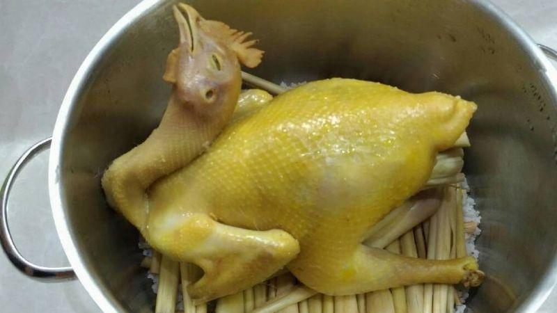 Cách chế biến gà hấp muối, thịt gà mềm mại, thơm ngon và đầy hấp dẫn