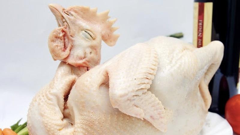 Cách luộc gà ngon, thịt mềm, không bị nứt da và có màu vàng óng ánh hấp dẫn.
