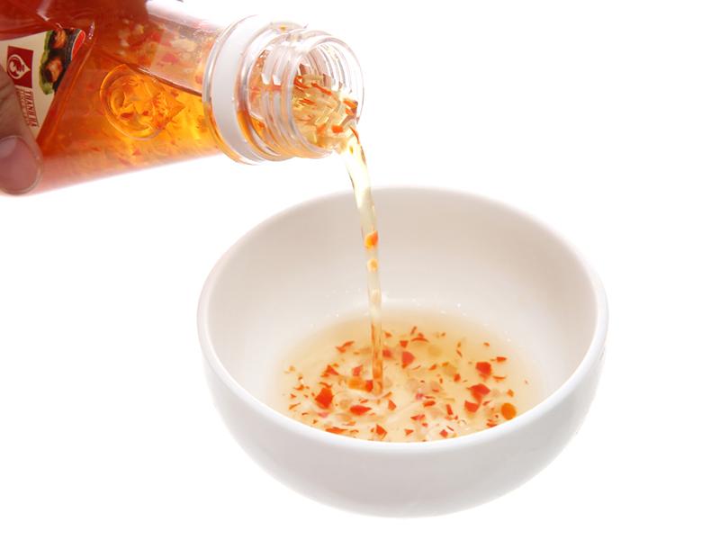 Nước mắm pha sẵn là sự lựa chọn hoàn hảo cho những người bận rộn, giúp tiết kiệm thời gian mà vẫn mang lại hương vị đậm đà.