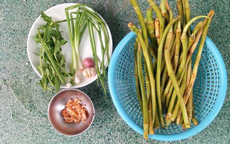 Món canh ngó khoai bồng nấu tôm khô mang đến một hương vị đậm đà, thanh mát, quyện lẫn giữa khoai bồng tươi ngon và tôm khô thơm lừng, khiến bao người không thể quên.