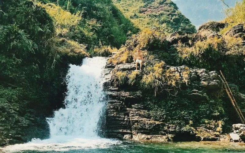 Hòa mình vào vẻ đẹp hoang sơ và kỳ vĩ của thác Du Già, Hà Giang, nơi mỗi góc cảnh đều chứa đựng sự huyền bí và quyến rũ khó cưỡng