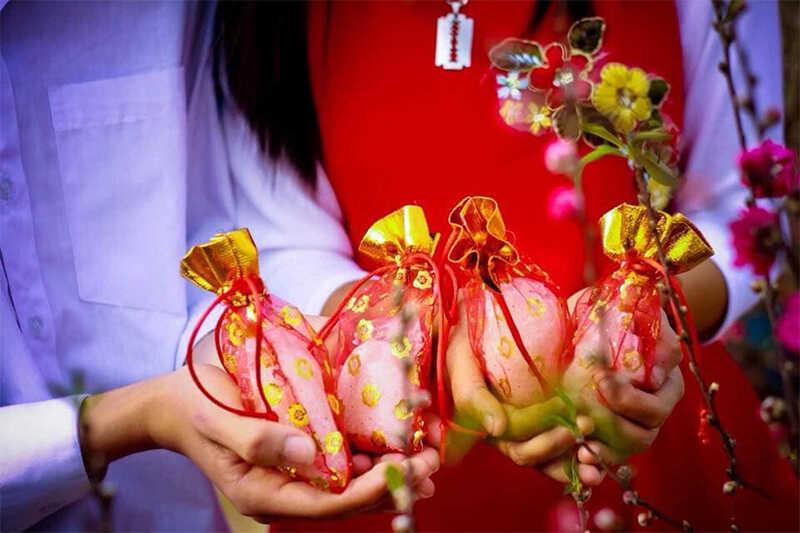 Dùng tiền lì xì để mua những vật phẩm đặc biệt sẽ giúp bạn đón nhận may mắn suốt cả năm.