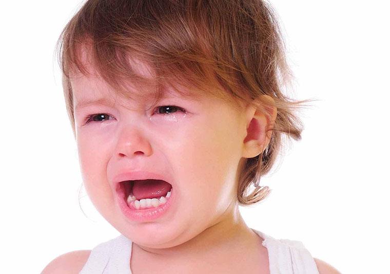 Khi bé gặp phải vết trầy xước, cha mẹ cần nhanh chóng xử lý đúng cách để bảo vệ sức khỏe của trẻ.
