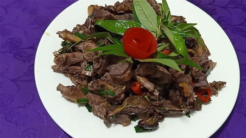 Khám phá món chim câu xào hành răm với hương vị mới lạ, vừa ngon lại bổ dưỡng cho sức khỏe.