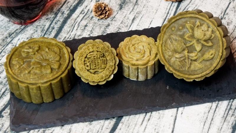 Hướng dẫn cách làm bánh Trung Thu nhân trà xanh và trứng muối ngon miệng, dễ thực hiện, mang đến hương vị mới mẻ và thú vị cho ngày lễ Trung Thu.