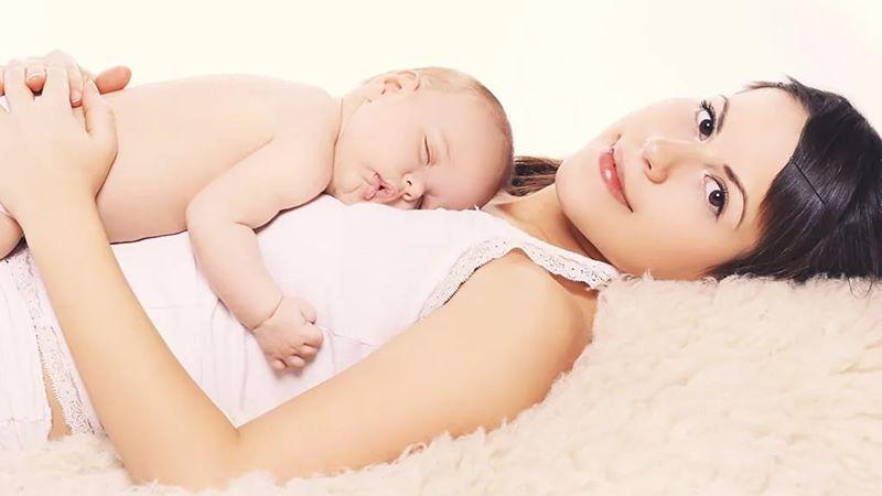 Có nên để trẻ sơ sinh nằm sấp trên người mẹ khi ngủ không?