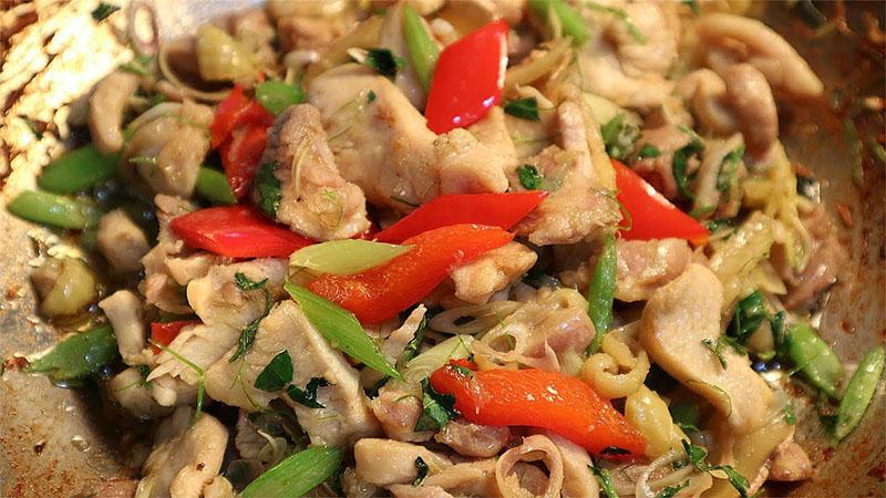Cách chế biến món gà xào lăn đơn giản, thơm ngon như mẹ nấu, không chỉ mang đến hương vị đậm đà mà còn khiến bữa cơm gia đình thêm phần ấm cúng.