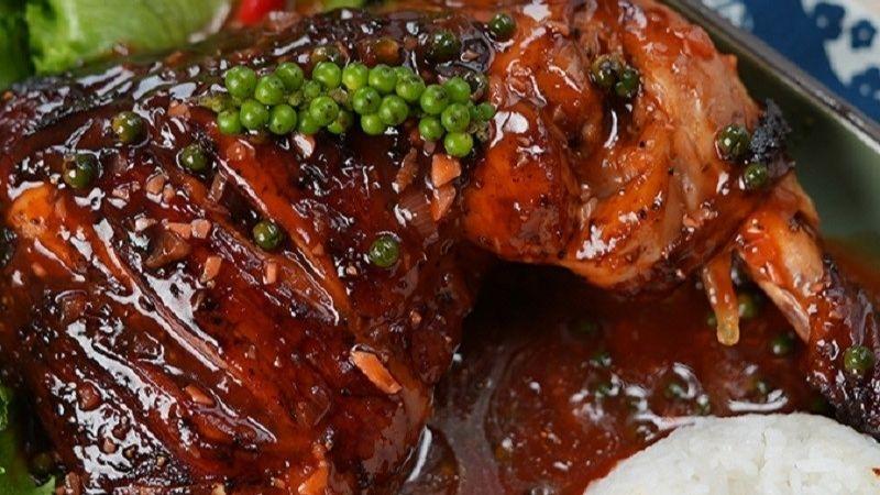 Khám phá hương vị mới lạ từ món đùi gà sốt tiêu xanh, vừa thơm ngon vừa ấm áp cho những ngày se lạnh.