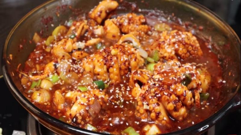 Hướng dẫn cách chế biến bạch tuộc xào cay đậm đà, đúng chuẩn hương vị Hàn Quốc, khiến bạn không thể cưỡng lại sự hấp dẫn của món ăn này.