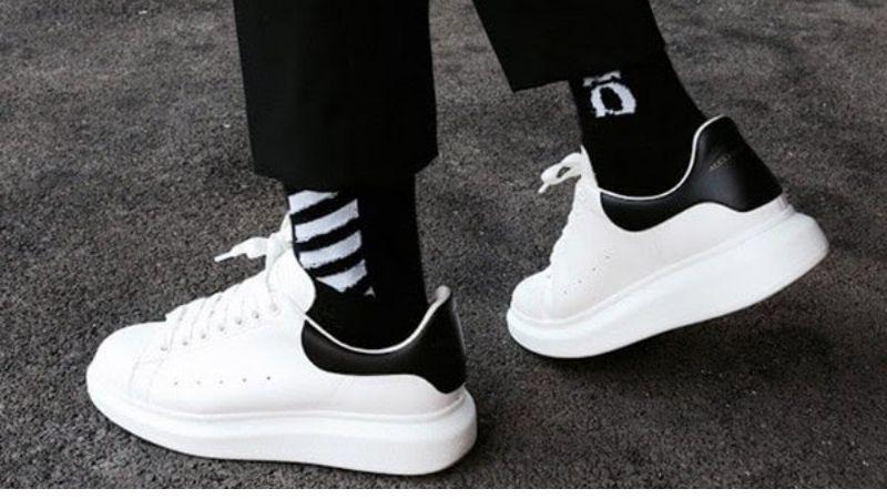 Hướng dẫn đơn giản để mua giày Alexander McQueen từ nước ngoài, giúp bạn dễ dàng sở hữu những đôi giày đẳng cấp từ Anh Quốc.