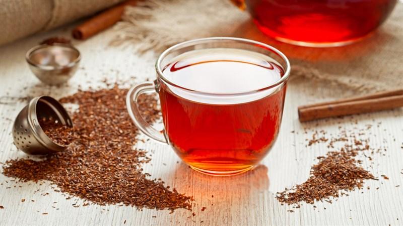 Trà rooibos là một loại trà thảo dược độc đáo, không chứa caffeine, mang lại hương vị tự nhiên và những lợi ích sức khỏe tuyệt vời. Được chiết xuất từ cây Aspalathus linearis, trà rooibos là lựa chọn lý tưởng cho những ai tìm kiếm sự thư giãn và sức khỏe.