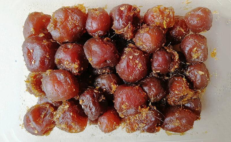Xí muội là một món ăn đặc trưng, được chế biến từ quả mơ tươi, kết hợp với các gia vị độc đáo, mang đến hương vị chua ngọt khó quên. Không chỉ là món ăn vặt yêu thích, xí muội còn có nhiều công dụng tốt cho sức khỏe, như giúp tiêu hóa và giải nhiệt hiệu quả.