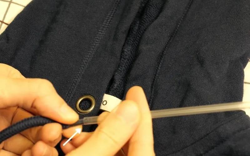 Mẹo xỏ lại dây rút áo khoác bị tuột nhanh chóng và dễ dàng!
