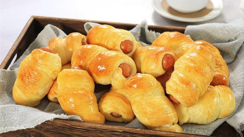 Khám phá cách làm bánh mì cuộn xúc xích phô mai béo ngậy, thơm lừng, chắc chắn sẽ khiến bạn mê mẩn ngay từ lần thử đầu tiên.