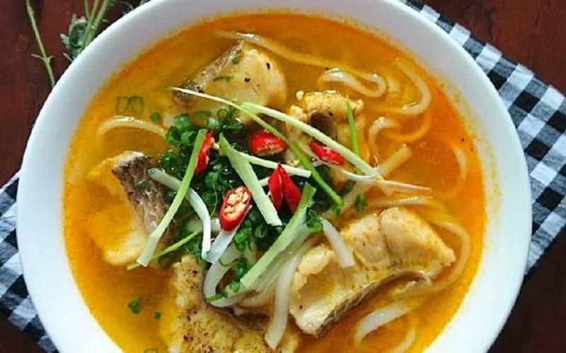 Bánh canh cá lóc Quảng Trị, món ăn đặc trưng miền Trung, mang đến hương vị đậm đà và cuốn hút.