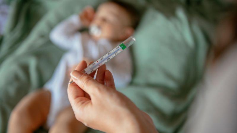 Cách hạ sốt nhanh cho trẻ em bằng những nguyên liệu tự nhiên dễ dàng tìm thấy trong nhà sẽ giúp bạn chăm sóc bé một cách an toàn và hiệu quả. Hãy cùng khám phá những phương pháp đơn giản này!