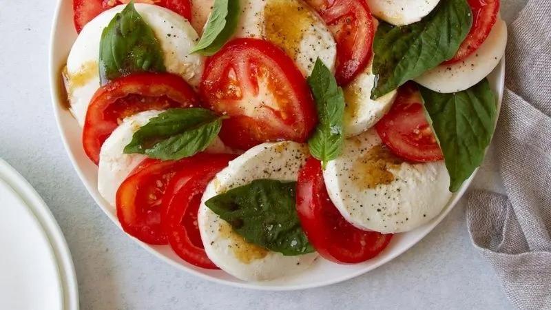 Hướng dẫn làm salad mozzarella tươi ngon, mát lạnh, dễ thực hiện