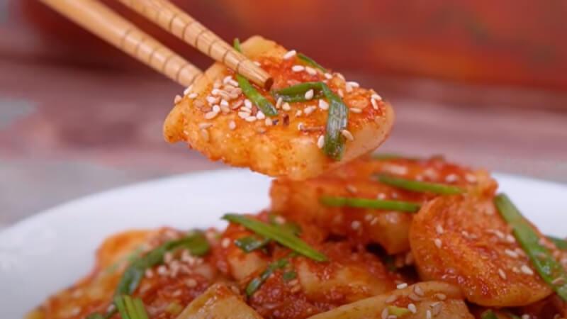 Khám phá hai cách chế biến kim chi củ cải trắng chua ngọt, giòn ngon ngay tại nhà.