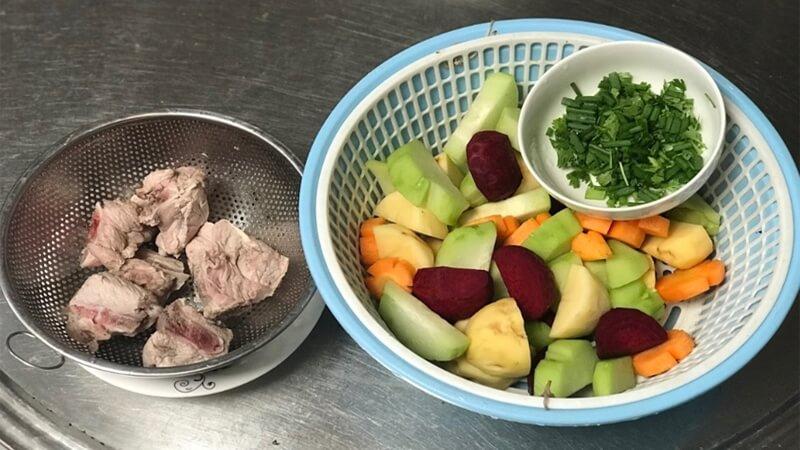 Cách nấu canh xương hầm rau củ ngọt thanh, hương vị đậm đà khiến ai thưởng thức cũng phải xuýt xoa khen ngợi.