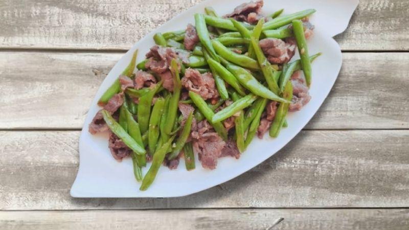 Món đậu que xào thịt bò giòn ngọt, xanh tươi, là lựa chọn lý tưởng để bổ sung dưỡng chất cho cả gia đình.