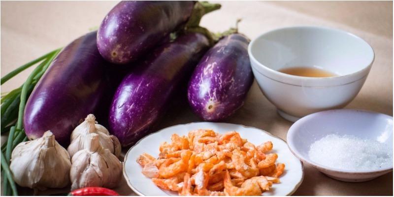 Ăn cà tím không đúng cách có thể gây nguy hiểm cho sức khỏe, thậm chí ngộ độc. Hãy cẩn trọng với cách chế biến và lượng cà tím tiêu thụ mỗi ngày.