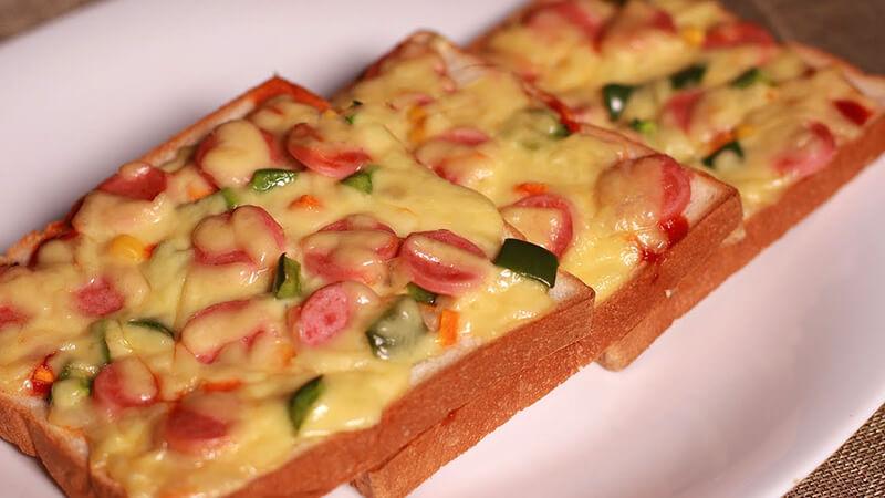 Khám phá công thức làm pizza với bánh mì lát thơm ngon, dễ dàng thực hiện ngay tại nhà, cho một bữa ăn hấp dẫn.