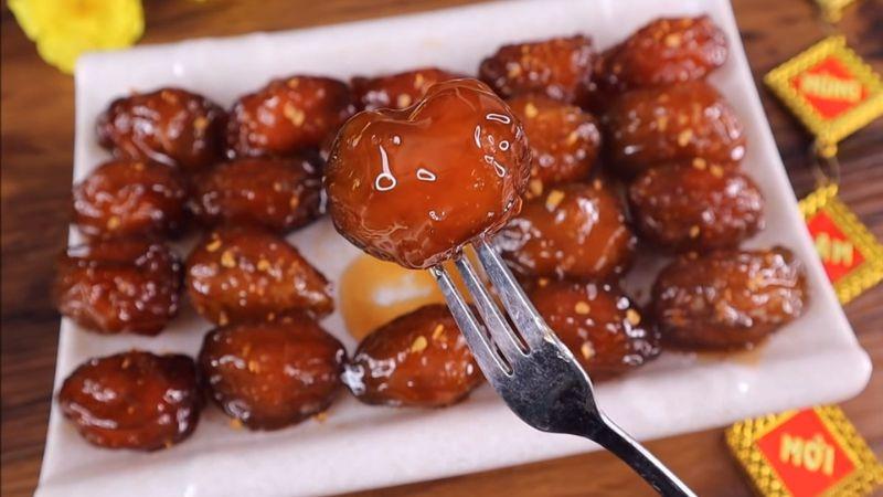Mứt cóc dẻo chua ngọt, món ăn khiến bao người phải thèm thuồng, chỉ cần nghĩ đến là đã thấy cồn cào trong miệng. Vị chua của cóc hòa quyện cùng với một chút cay cay của ớt và gừng, mang lại cảm giác ngon miệng khó quên. Món mứt này thật tuyệt để thưởng thức trong dịp Tết sắp đến!