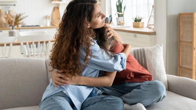 5 khoảnh khắc tuyệt vời khi mẹ ôm con mang lại những lợi ích không thể bỏ qua