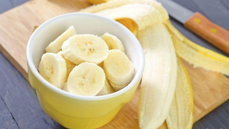Trẻ 5 tháng tuổi nên ăn những loại trái cây nào để tăng cường sự phát triển của hệ xương?