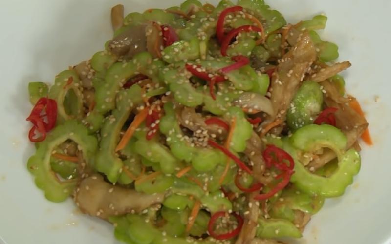 Khám phá cách làm gỏi khổ qua chay nấm bào ngư nhẹ nhàng, thơm ngon, đậm đà hương vị, mang lại sự tươi mới cho bữa ăn ngày hè.