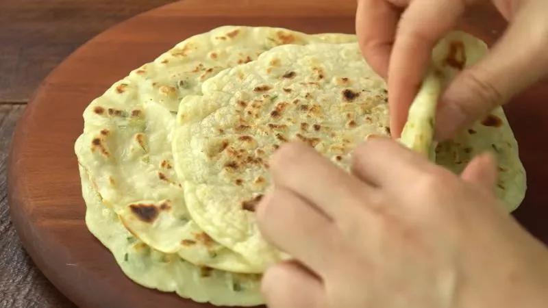 Công thức làm bánh mì dẹt tỏi không cần nhồi bột, không sử dụng men, lại vô cùng đơn giản và dễ thực hiện.