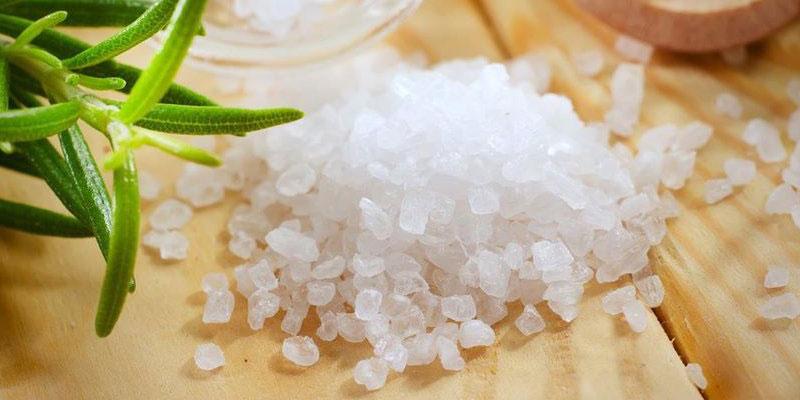 Vệ sinh vùng kín bằng nước muối: Có nên hay không?