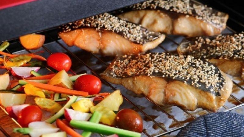 Món cá thu nướng rau củ không chỉ thơm ngon mà còn vô cùng bổ dưỡng, là sự kết hợp hoàn hảo cho bữa ăn gia đình.