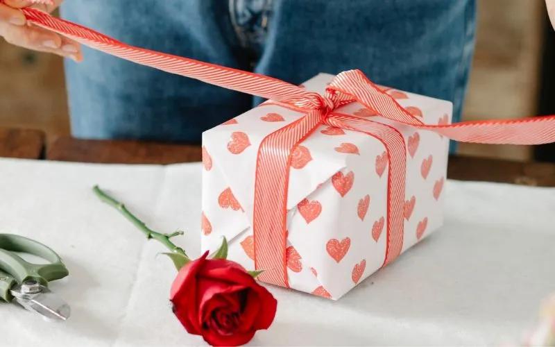 Khám phá những món quà Valentine đầy bất ngờ, lãng mạn và ý nghĩa dành tặng vợ yêu năm 2025