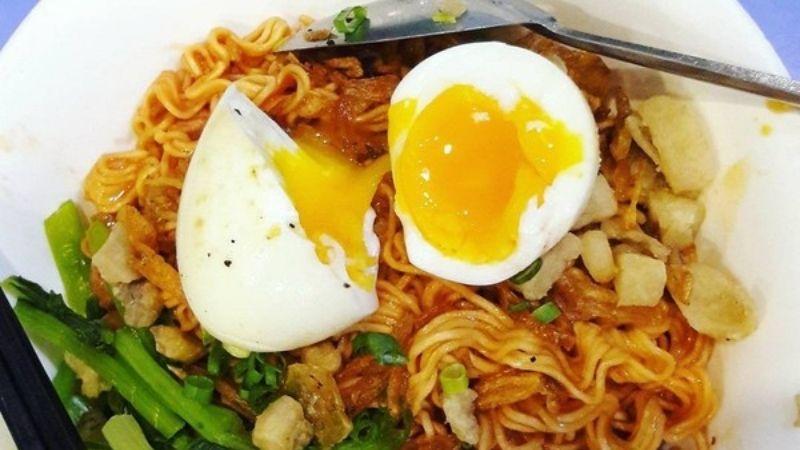 Mì trộn trứng lòng đào – món ăn với tên gọi đã khiến bao người phải ao ước, nghe thôi là đã thấy thèm.