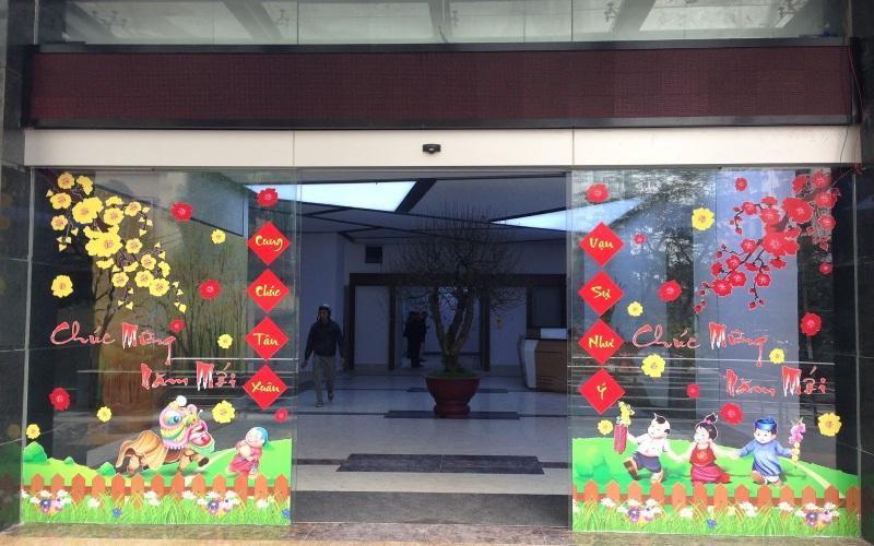 15 cách trang trí hoa mai trên cửa kính đơn giản, đẹp mắt, mang lại không khí Tết ấm áp cho ngôi nhà của bạn.