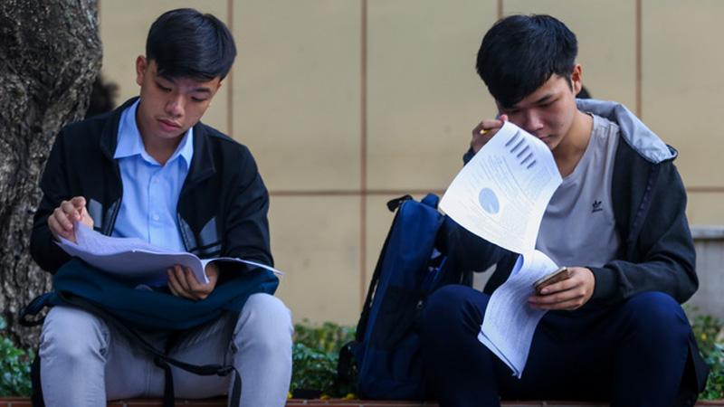 Khi bước vào phòng thi, bạn có cảm giác tay chân run rẩy và lo lắng, vậy phải làm sao?