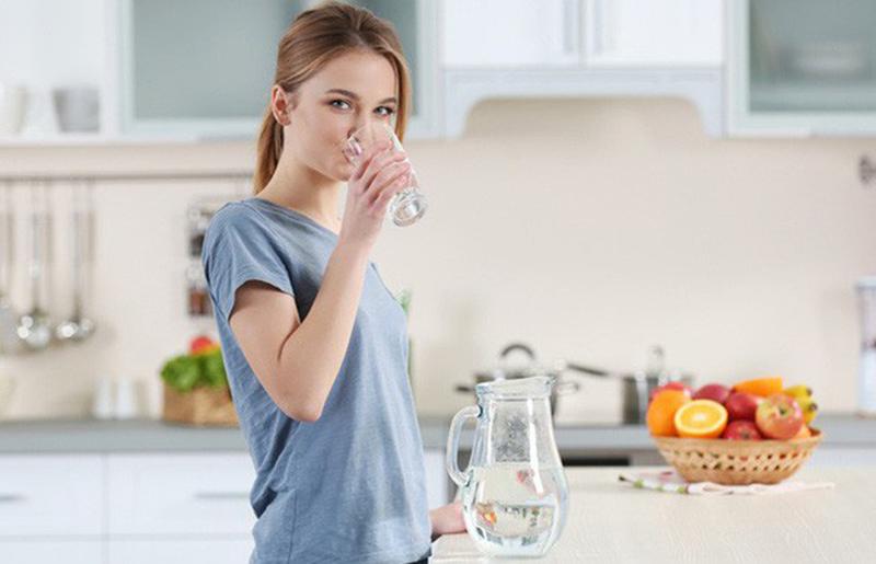 Bạn đã bao giờ tự hỏi cơ thể mình sẽ phản ứng như thế nào khi bắt đầu ngày mới bằng một cốc nước? Thực tế, một hành động đơn giản này có thể mang lại những tác dụng kỳ diệu, giúp cơ thể khỏe mạnh và sẵn sàng đón nhận thử thách của ngày hôm nay.