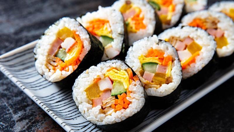 Kimbap chứa bao nhiêu calo? Ăn kimbap có thể khiến bạn tăng cân không?